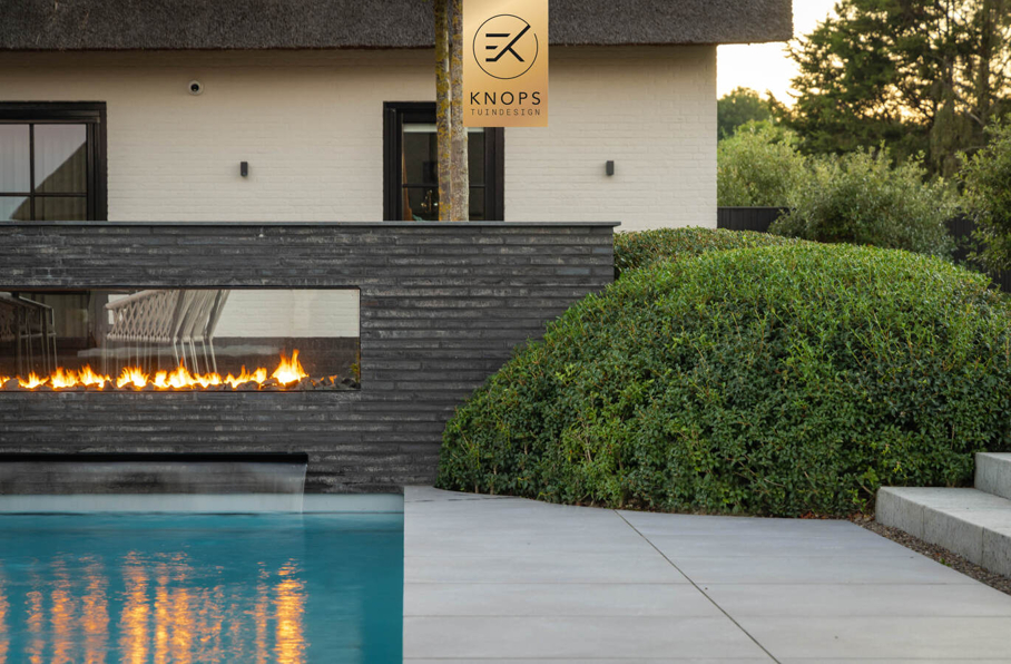 moderne tuin villatuin nieuwbouw villa luxe entree exclusief tuinontwerp modern zwembad poolhouse met sauna buitendouche exclusive garden design luxury garden modern garden
